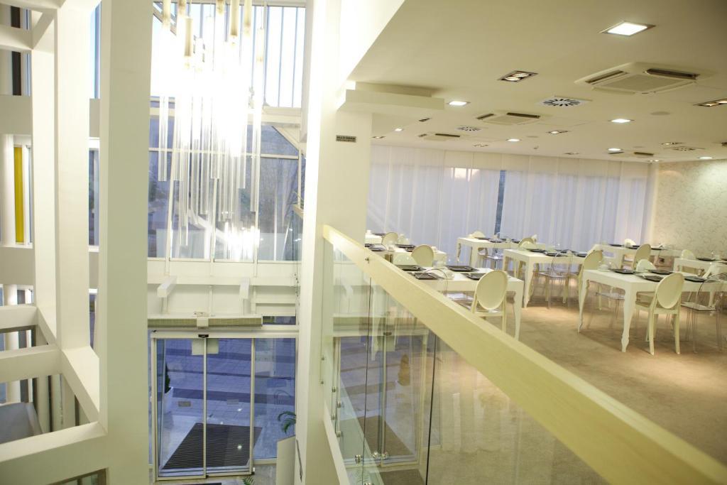 נובי סאד Garni Hotel Centar מסעדה תמונה